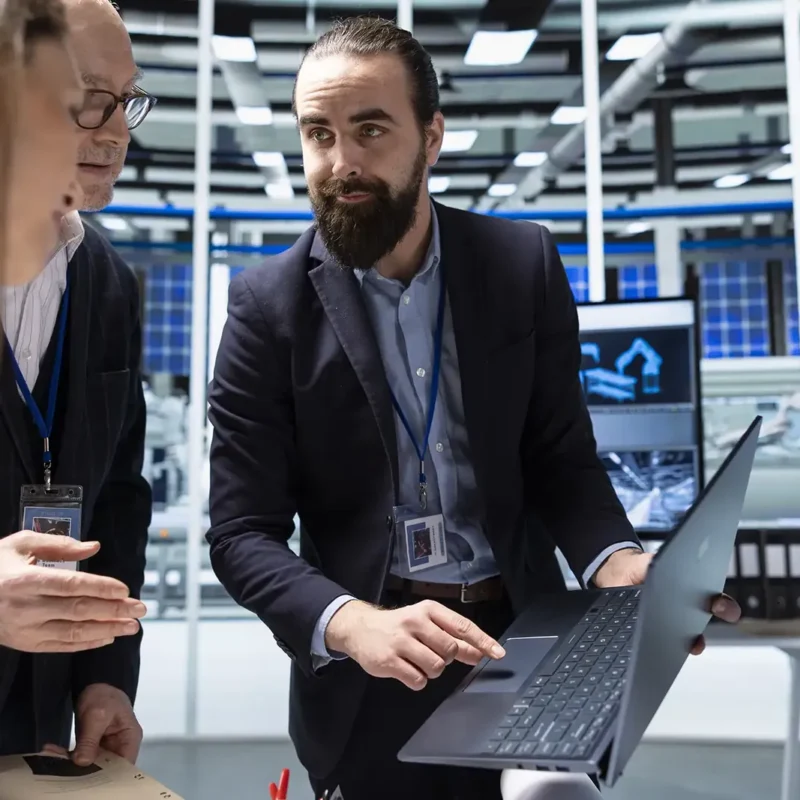 Tecnico informatico con portatile in azienda