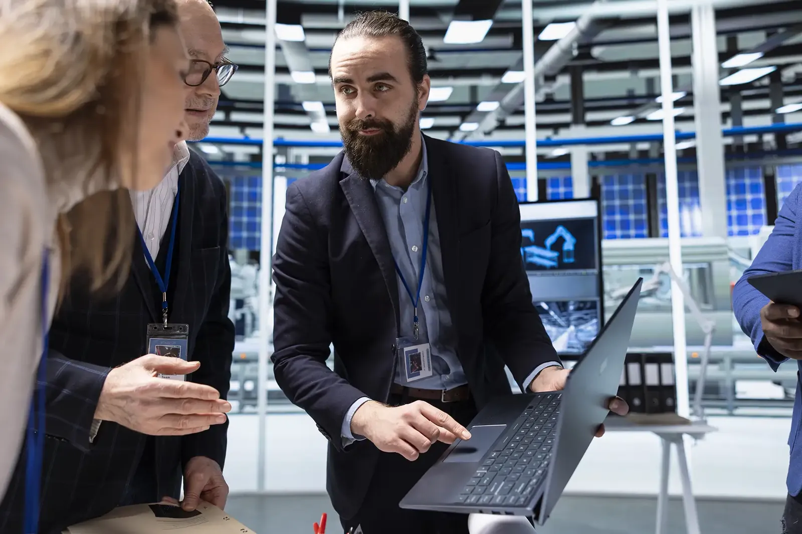 Tecnico informatico con portatile in azienda