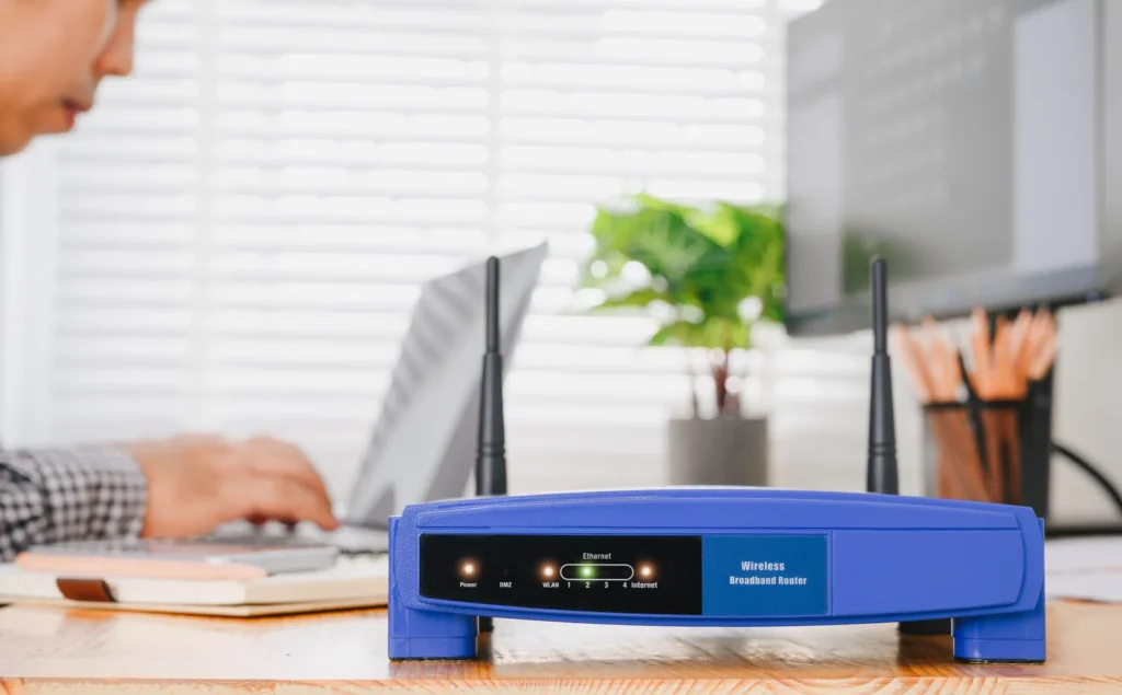 Router Wi-Fi sulla scrivania di un ufficio