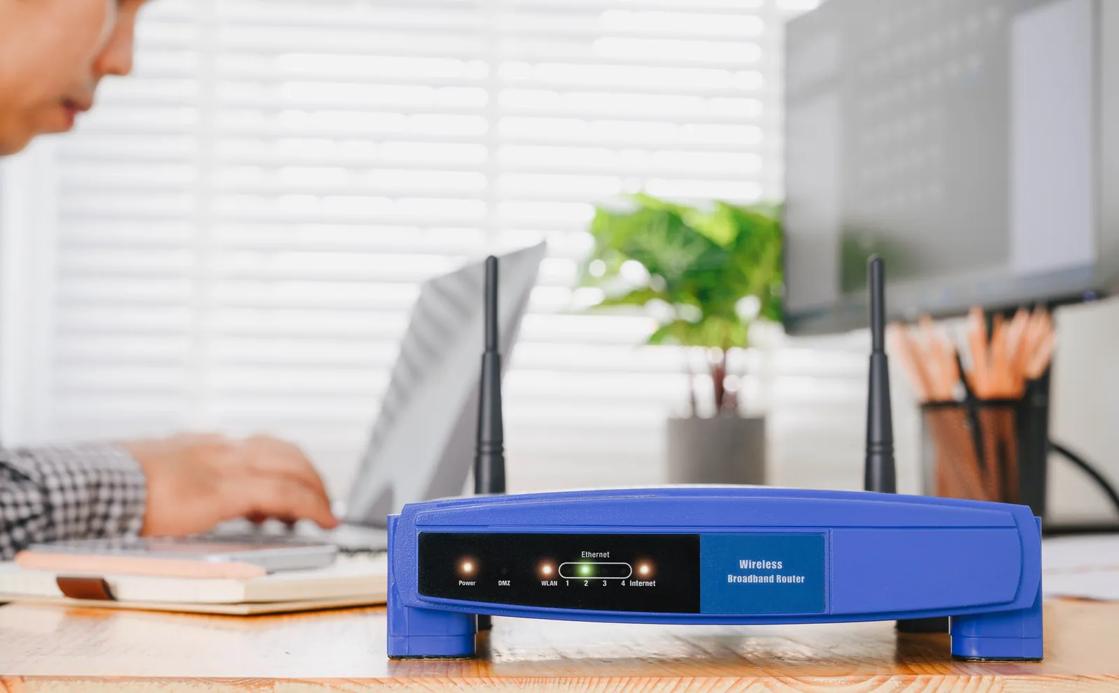 Router Wi-Fi sulla scrivania di un ufficio